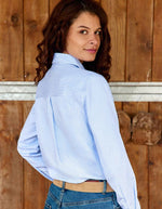Dos du Chemisier droit pour femme à rayures écru et bleu, modèle Clema de la marque LA PETITE ÉTOILE. Présente un col chemise et une grande broderie ajourée asymétrique sur le devant.