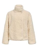 Veste courte pour femme en matière teddy bouclée blanc sable avec col montant boutonné, modèle Jiduna Short Jacket couleur White Sand de la marque OBJECT.