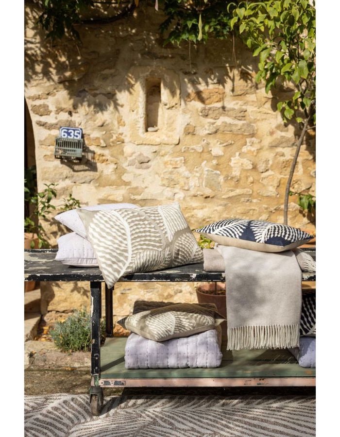 Coussin Brodé Flora Grand Modèle Galet