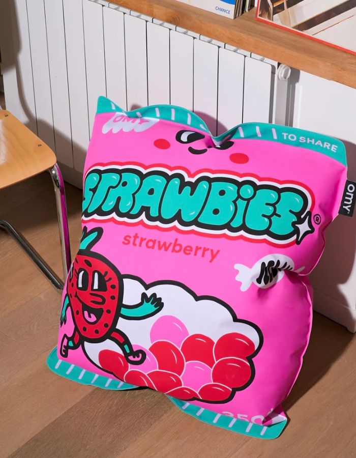 trinity-coussin-geant-gonflable-strawbies-omy-2