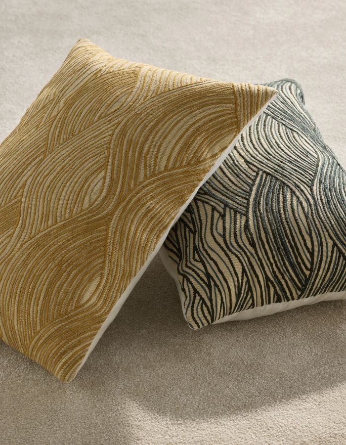 Ambiance du Coussin rectangulaire Houle Vert Forêt par Maison Sarah Lavoine. Broderies en relief imitant le mouvement des vagues (points zig-zag et plats), mélange coton et laine, dimensions 55x40 cm.
