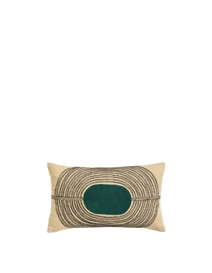 Coussin rectangulaire Mirage par Maison Sarah Lavoine en Bleu Sarah. Mélange coton et laine avec motifs graphiques blancs brodés à la main, dimensions 50x30 cm.