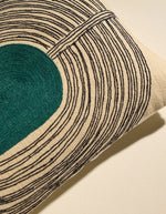 Détail du Coussin rectangulaire Mirage par Maison Sarah Lavoine en Bleu Sarah. Mélange coton et laine avec motifs graphiques blancs brodés à la main, dimensions 50x30 cm.