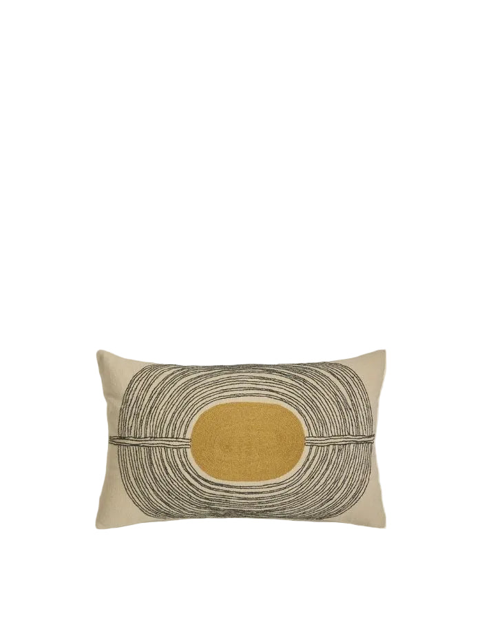 Coussin rectangulaire Mirage par Maison Sarah Lavoine. Fond textile avec motifs brodés main aux lignes organiques coloris Vert Forêt et Ocre, composition coton et laine, dimensions 50x30 cm.