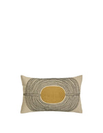 Coussin rectangulaire Mirage par Maison Sarah Lavoine. Fond textile avec motifs brodés main aux lignes organiques coloris Vert Forêt et Ocre, composition coton et laine, dimensions 50x30 cm.