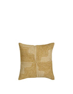 Coussin carré Onda par Maison Sarah Lavoine. Motif brodé en relief évoquant des ondes, coloris Ocre, mélange coton et laine, dimensions 42x42 cm, fabriqué artisanalement en Inde.