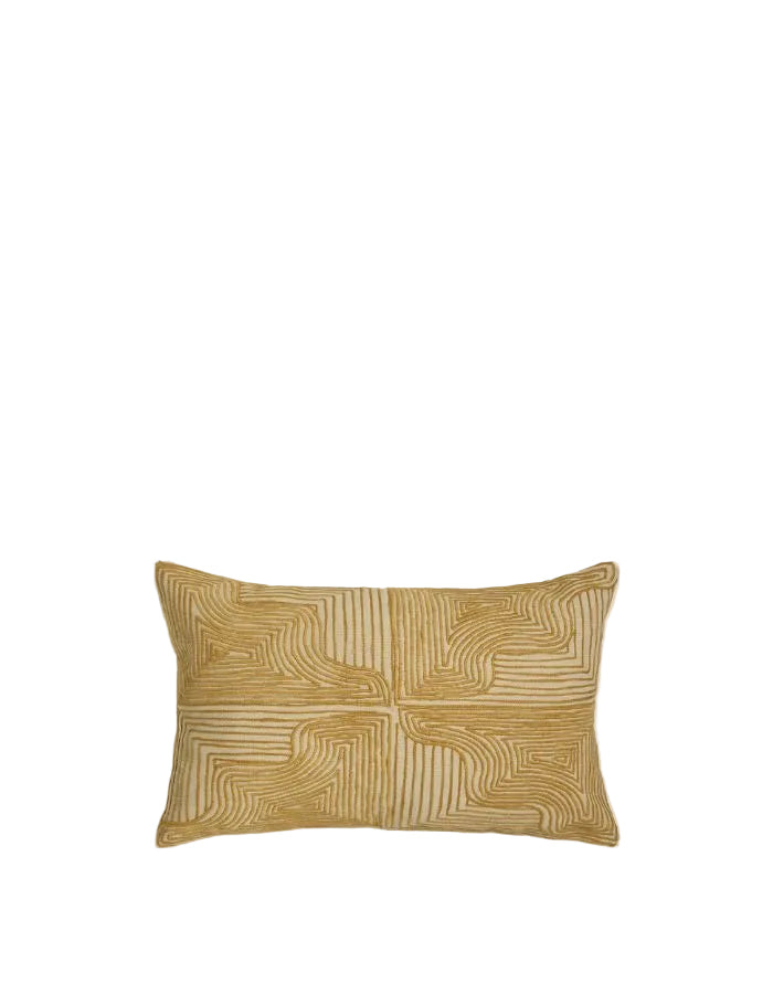 Coussin rectangulaire Onda par Maison Sarah Lavoine. Coloris Ocre avec motifs brodés en relief imitant les ondes de l'eau. Mélange coton et laine, dimensions 50x30 cm, fabriqué en Inde.