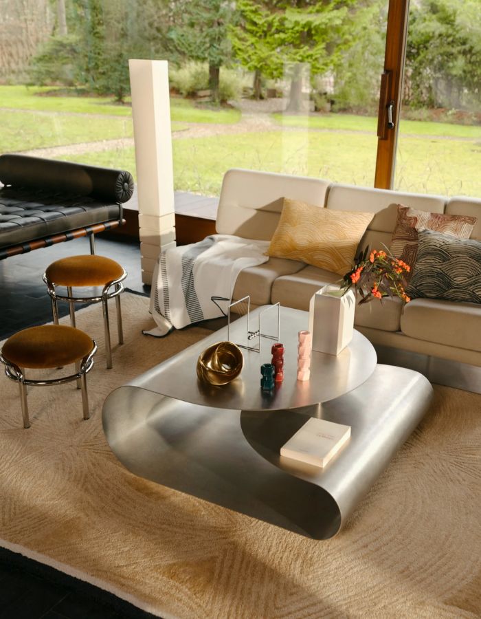 Ambiance avec le Coussin rectangulaire Onda par Maison Sarah Lavoine. Coloris Ocre avec motifs brodés en relief imitant les ondes de l'eau. Mélange coton et laine, dimensions 50x30 cm, fabriqué en Inde.