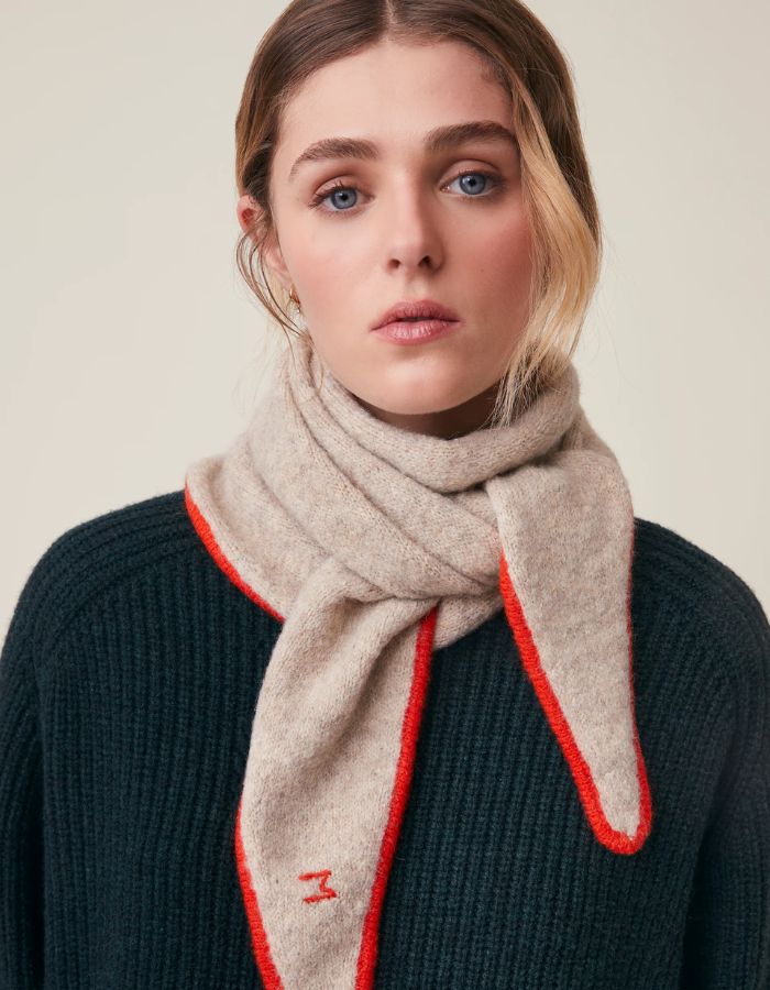 Vue de face de l'Écharpe triangle pour femme en baby alpaga doux avec liseré contrastant orange pepsy, modèle Écharpe Elly N°218 Cord Clown de la marque MOISMONT.