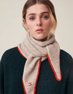 Vue de face de l'Écharpe triangle pour femme en baby alpaga doux avec liseré contrastant orange pepsy, modèle Écharpe Elly N°218 Cord Clown de la marque MOISMONT.