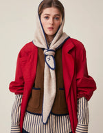 Vue de face de l'Écharpe triangle pour femme en baby alpaga doux avec liseré contrastant bleu marine chic, modèle Écharpe Elly N°218 Cord Comedia de la marque MOISMONT.