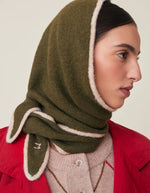 Version cagoule avec l'Écharpe triangle pour femme en baby alpaga doux kaki avec liseré contrastant beige, modèle Écharpe Elly N°218 Country de la marque MOISMONT.