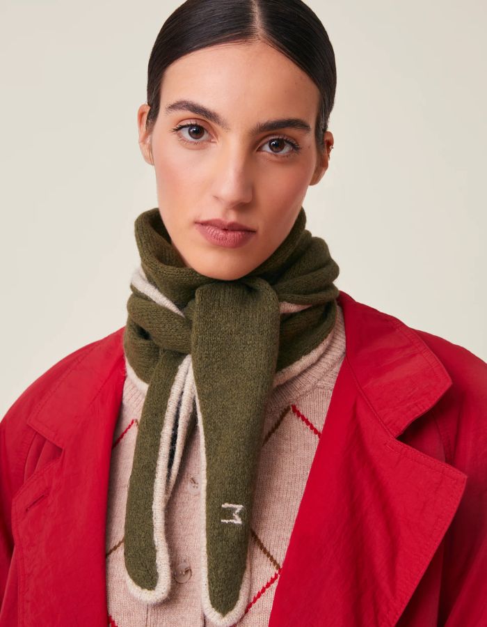 Vue de face de l'Écharpe triangle pour femme en baby alpaga doux kaki avec liseré contrastant beige, modèle Écharpe Elly N°218 Country de la marque MOISMONT.