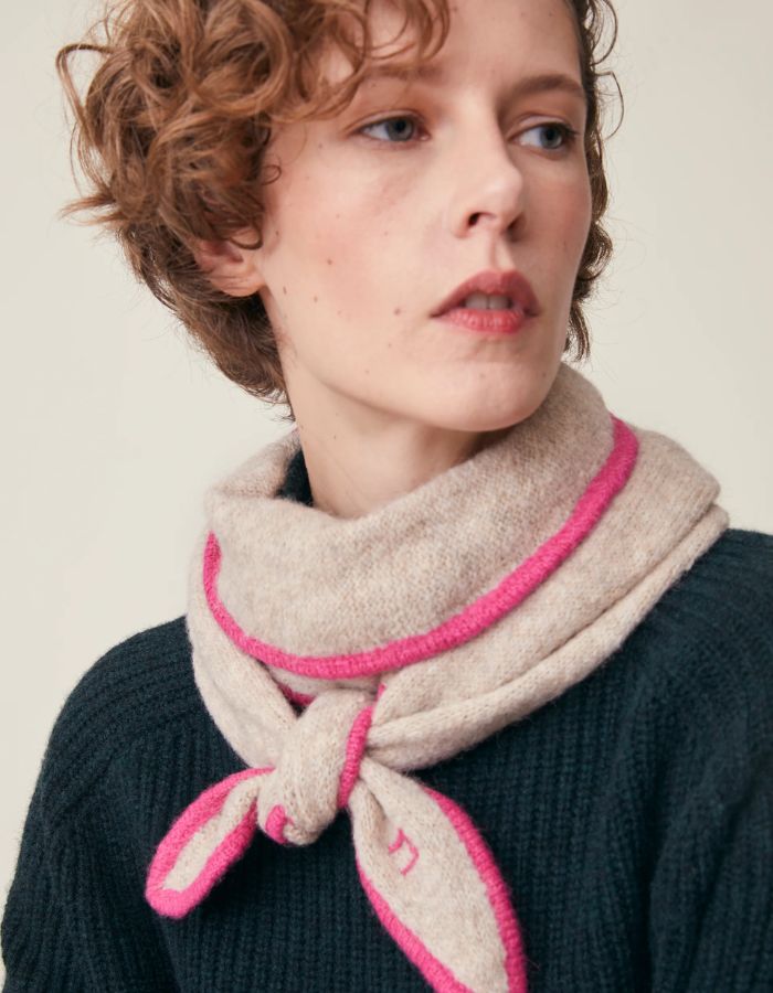 Vue de face de l'Écharpe triangle pour femme en baby alpaga doux beige avec liseré contrastant rose, modèle Écharpe Elly N°218 Cord Lipstick de la marque MOISMONT.