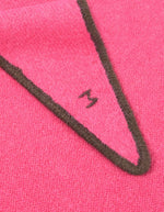 Logo sur l'Écharpe triangle pour femme en baby alpaga doux rose avec liseré contrastant, modèle Écharpe Elly N°218 Lipstick de la marque MOISMONT.