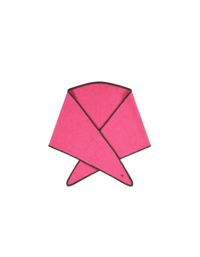 Écharpe triangle pour femme en baby alpaga doux rose avec liseré contrastant, modèle Écharpe Elly N°218 Lipstick de la marque MOISMONT.