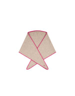 Écharpe triangle pour femme en baby alpaga doux beige avec liseré contrastant rose, modèle Écharpe Elly N°218 Cord Lipstick de la marque MOISMONT.