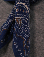 Noeud de l'Écharpe carré bandana pour homme en laine bleu marine avec motif imprimé paisley cachemire, dimensions 75x75 cm, marque Hartford.