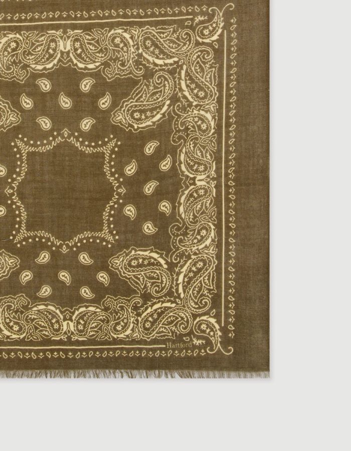 Détail du tissu de l'Écharpe rectangulaire pour homme en laine vert camo avec motif imprimé bandana paisley cachemire, dimensions 70x180 cm, marque Hartford.