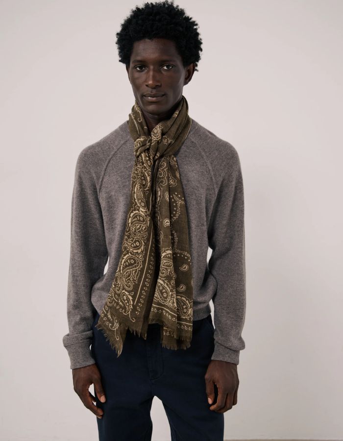 Silhouette avec l'Écharpe rectangulaire pour homme en laine vert camo avec motif imprimé bandana paisley cachemire, dimensions 70x180 cm, marque Hartford.