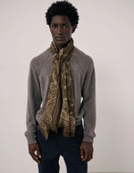 Silhouette avec l'Écharpe rectangulaire pour homme en laine vert camo avec motif imprimé bandana paisley cachemire, dimensions 70x180 cm, marque Hartford.