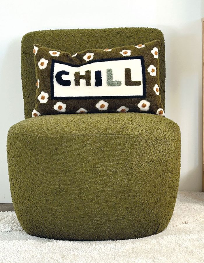 Vue de face du Petit fauteuil compact 1 place en tissu bouclette kaki avec dossier ergonomique, modèle Eve de la marque OPJET.