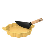 Plat à tarte Cookut 29 cm en métal recyclé avec revêtement antiadhérent sans PFAS et découpe en forme de fleur.