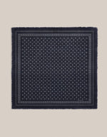 Foulard déplié carré pour femme en laine bleu marine navy style bandana graphique avec petites fleurs blanches et bords frangés, modèle Olaf N°676 Western couleur Magic Blue de la marque MOISMONT.
