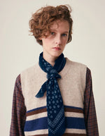 Vue de face du Foulard carré pour femme en laine bleu marine navy style bandana graphique avec petites fleurs blanches et bords frangés, modèle Olaf N°676 Western couleur Magic Blue de la marque MOISMONT.