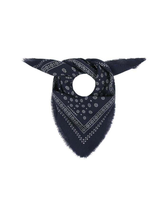 Foulard carré pour femme en laine bleu marine navy style bandana graphique avec petites fleurs blanches et bords frangés, modèle Olaf N°676 Western couleur Magic Blue de la marque MOISMONT.