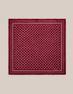 Foulard déplié carré pour femme en laine bordeaux profond style bandana graphique avec petites fleurs blanches et bords frangés, modèle Olaf N°676 Western couleur Velvet de la marque MOISMONT.