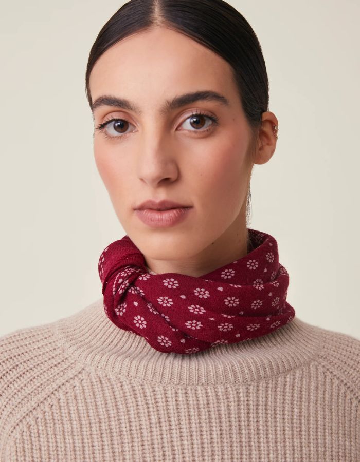 Vue de face sur le Foulard carré pour femme en laine bordeaux profond style bandana graphique avec petites fleurs blanches et bords frangés, modèle Olaf N°676 Western couleur Velvet de la marque MOISMONT.