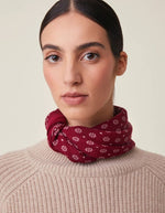 Vue de face sur le Foulard carré pour femme en laine bordeaux profond style bandana graphique avec petites fleurs blanches et bords frangés, modèle Olaf N°676 Western couleur Velvet de la marque MOISMONT.