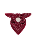 Foulard carré pour femme en laine bordeaux profond style bandana graphique avec petites fleurs blanches et bords frangés, modèle Olaf N°676 Western couleur Velvet de la marque MOISMONT.
