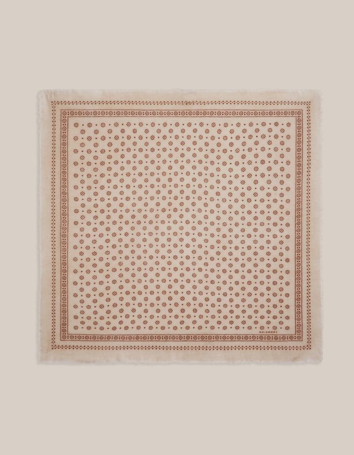 Foulard déplié carré pour femme en laine style bandana graphique avec petites fleurs blanches et bords frangés, modèle Olaf N°676 Western de la marque MOISMONT.