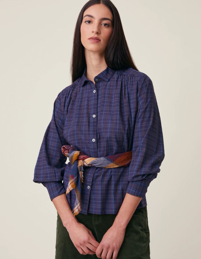 Version ceinture avec le Grand foulard carré pour femme en laine à motif tartan carreaux bordeaux, bleu marine et ocre avec bords frangés, modèle Chai N°752 Velvet de la marque MOISMONT.