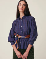Version ceinture avec le Grand foulard carré pour femme en laine à motif tartan carreaux bordeaux, bleu marine et ocre avec bords frangés, modèle Chai N°752 Velvet de la marque MOISMONT.