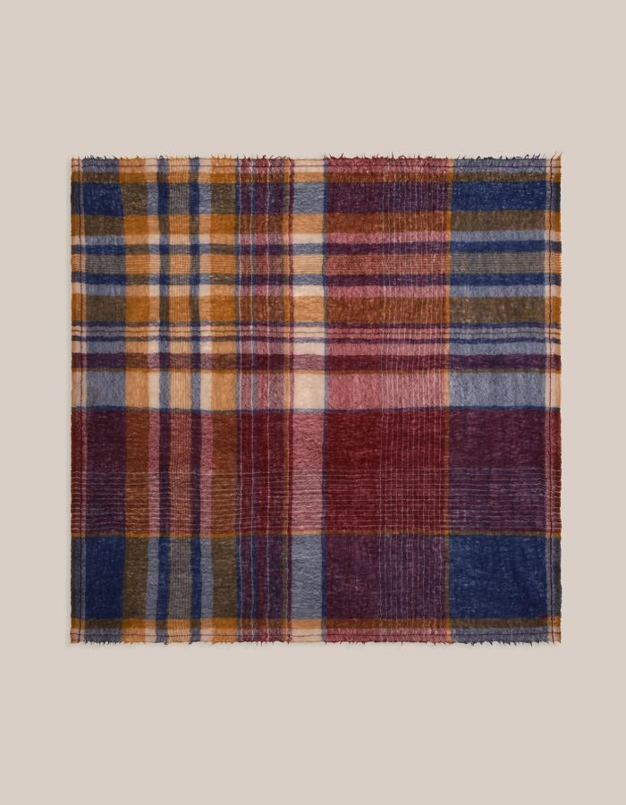 Grand foulard déplié carré pour femme en laine à motif tartan carreaux bordeaux, bleu marine et ocre avec bords frangés, modèle Chai N°752 Velvet de la marque MOISMONT.