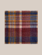 Grand foulard déplié carré pour femme en laine à motif tartan carreaux bordeaux, bleu marine et ocre avec bords frangés, modèle Chai N°752 Velvet de la marque MOISMONT.