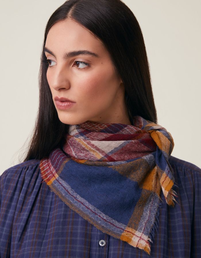 Vue de face du Grand foulard carré pour femme en laine à motif tartan carreaux bordeaux, bleu marine et ocre avec bords frangés, modèle Chai N°752 Velvet de la marque MOISMONT.