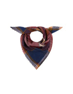 Grand foulard carré pour femme en laine à motif tartan carreaux bordeaux, bleu marine et ocre avec bords frangés, modèle Chai N°752 Velvet de la marque MOISMONT.