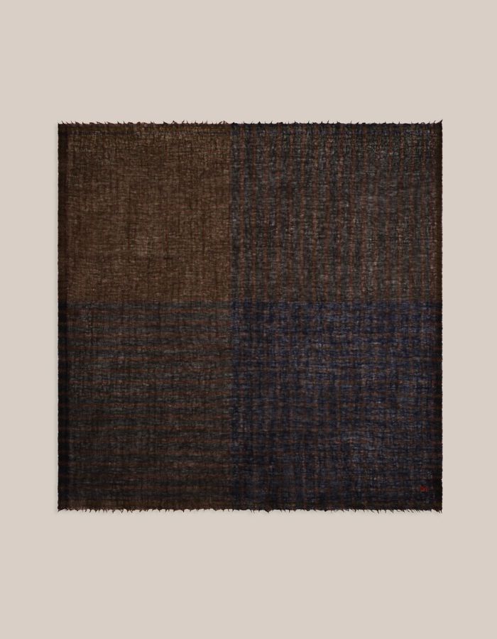 Grand foulard déplié carré pour femme en laine à motif damier réversible bleu nuit midnight et olive avec bords frangés et broderie M rouge, modèle Corneille N°852 Midnight de la marque MOISMONT.