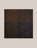 Grand foulard déplié carré pour femme en laine à motif damier réversible bleu nuit midnight et olive avec bords frangés et broderie M rouge, modèle Corneille N°852 Midnight de la marque MOISMONT.