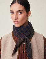 Vue de face du Grand foulard carré pour femme en laine à motif damier réversible bleu nuit midnight et olive avec bords frangés et broderie M rouge, modèle Corneille N°852 Midnight de la marque MOISMONT.