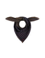Grand foulard carré pour femme en laine à motif damier réversible bleu nuit midnight et olive avec bords frangés et broderie M rouge, modèle Corneille N°852 Midnight de la marque MOISMONT.