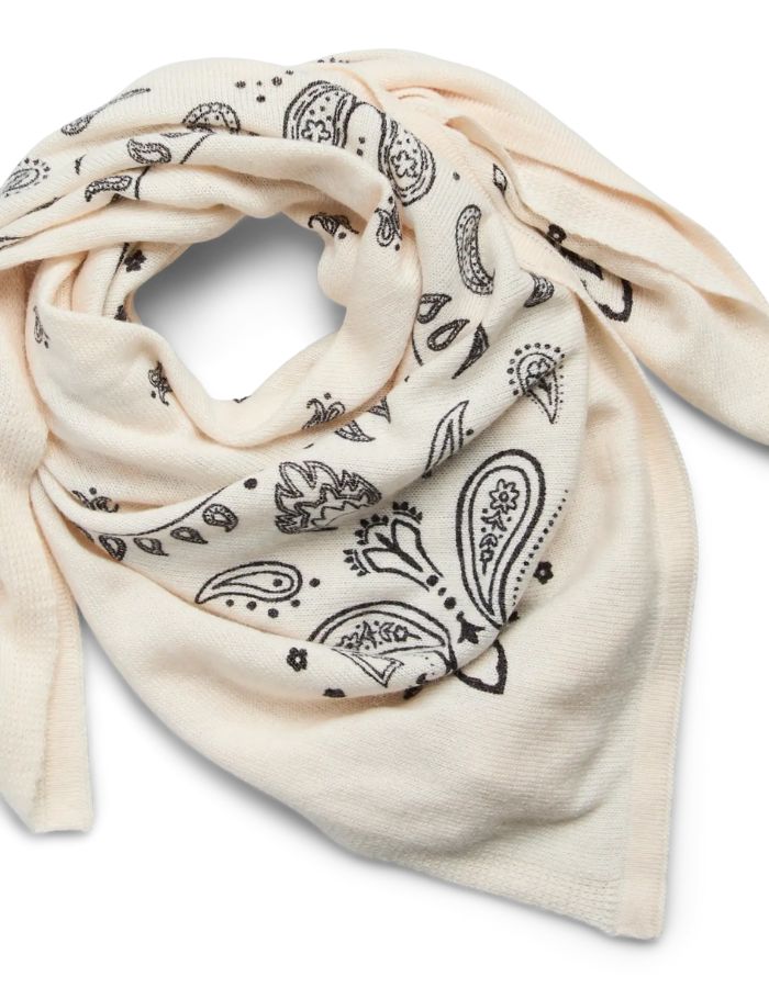 Détail du Petit foulard carré pour femme en maille tricotée fine et douce, modèle Novis de la marque Pieces. Présente un motif cachemire (Paisley) continu de couleur noire sur un fond gris très clair écru Whitecap Gray, mesurant 70 centimètres de côté