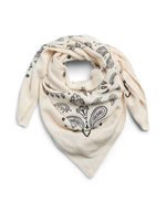 Petit foulard carré pour femme en maille tricotée fine et douce, modèle Novis de la marque Pieces. Présente un motif cachemire (Paisley) continu de couleur noire sur un fond gris très clair écru Whitecap Gray, mesurant 70 centimètres de côté