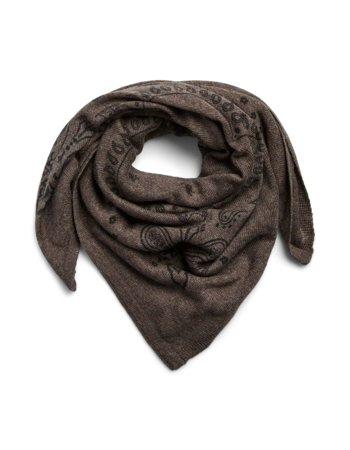 Petit foulard carré pour femme en maille tricotée fine et douce, modèle Novis de la marque Pieces. Présente un motif cachemire (Paisley) continu sur fond noir combiné à des teintes marron taupe Morel, mesurant 70 centimètres de côté.