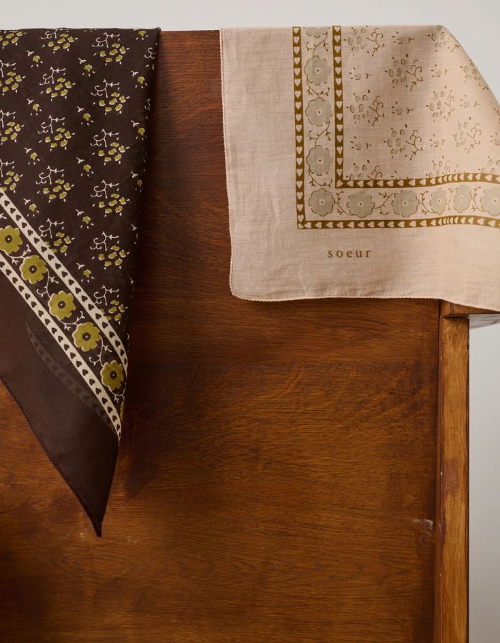Foulard Classique Rose Blush/Beige en voile de coton léger, motif fleuri iconique Soeur.