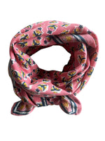 Foulard Lise Buble rose en coton 100x100cm, imprimé artisanal block-print de motifs floraux jaunes et bleus.